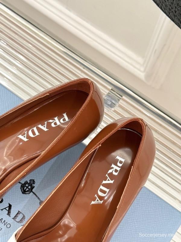 بربادا 2025 حذاء بكعب مدبب من الأمام بكعب عالٍ - KFY00310