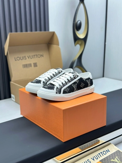 حذاء رياضي أبيض كاجوال بطبعة حيوان من سلسلة تايم أوت من لويس فويتون - AS00260