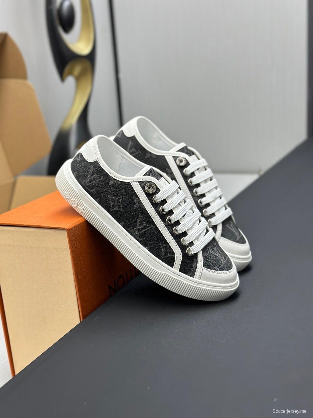 حذاء رياضي أبيض كاجوال بطبعة حيوانات من سلسلة تايم أوت من لويس فويتون - AS00260