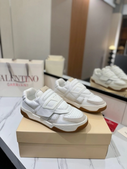 حذاء رياضي كاجوال بحزام على شكل حرف V من فالنتينو 2025 - AS00410