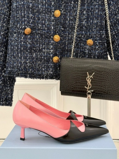 برادا 2025 برادا 2025 حذاء فردي بكعب مدبب من الأمام بكعب واحد - KFY00310