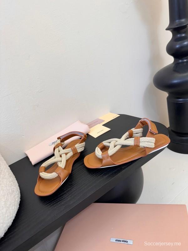 ميو 2025 صندل منسوج من الجوت في أسبوع الموضة لربيع وصيف 2025 - KFY00330