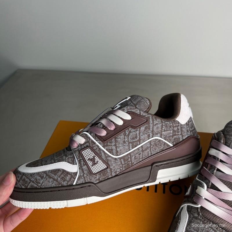 حذاء رياضي فاخر من مجموعة لويس فويتون 2025 لربيع/صيف 2025 بشعار العلامة التجارية ونعل خارجي من مادة TPU ثنائي اللون - YC