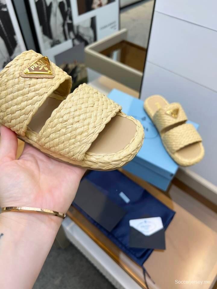 صنادل برادا 2025 من برادا صندل منسوج يدويًا من الرافيا مفتوح من الأمام - KFY00260