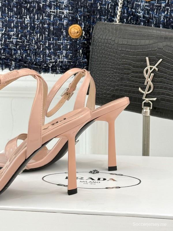 برادا 2025 صندل بكعب عالٍ مدبب من الأمام مع إبزيم مثلث - KFY00280