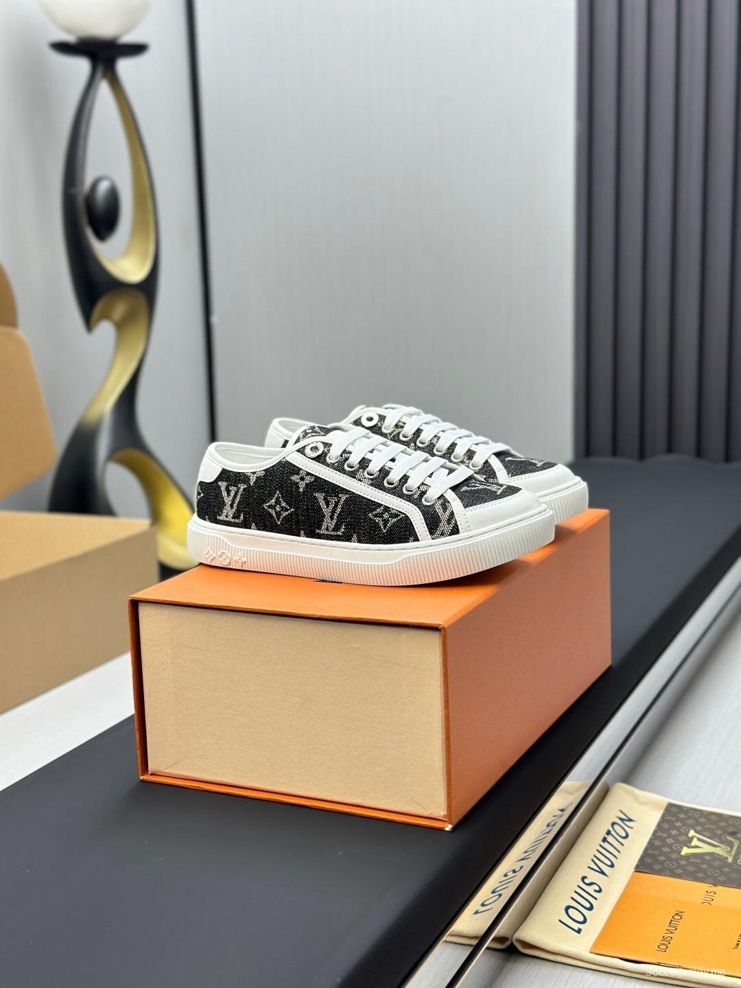 حذاء رياضي أبيض كاجوال بطبعة حيوان من سلسلة تايم أوت من لويس فويتون - AS00260