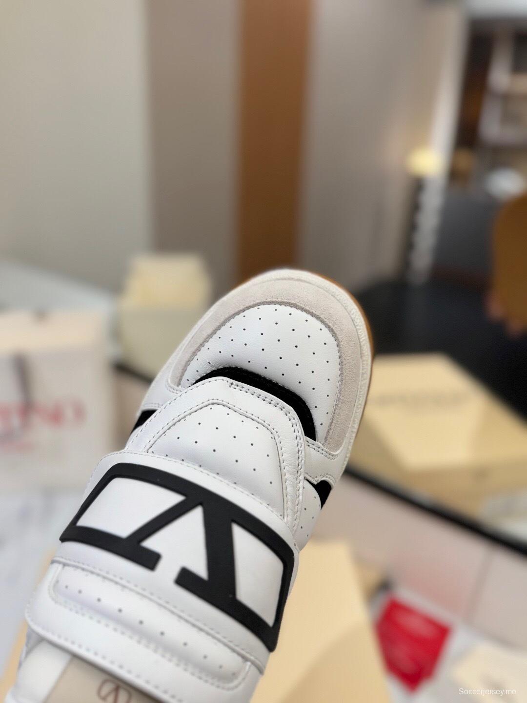 حذاء رياضي كاجوال من فالنتينو 2025 من فالنتينو 2025 مع خطاف وحلقة إغلاق بشعار V - AS00410