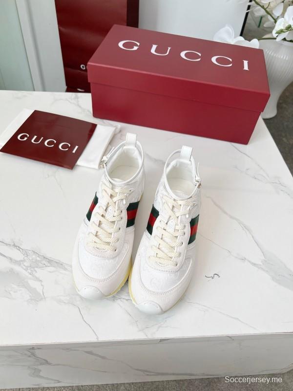 حذاء كاجوال نسائي من غوتشي بطبعة GG سوبريم وقطعة معدنية - AS00330