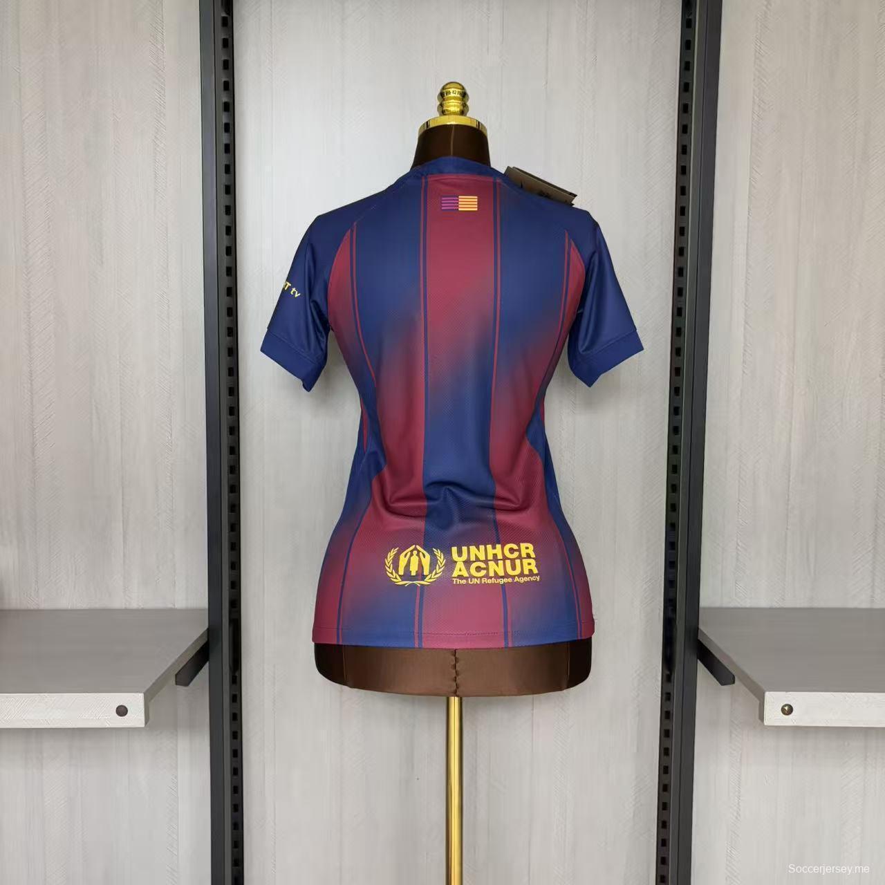25/26 قميص برشلونة للسيدات على أرضه