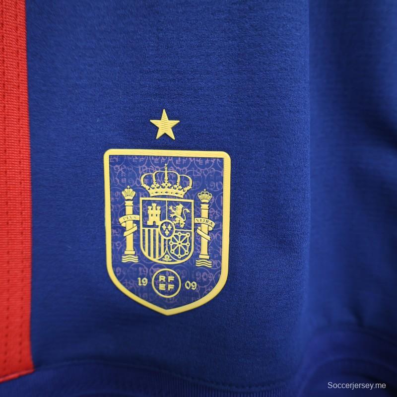 2026 نسخة اللاعب إسبانيا أزرق داكن مع شورت بخطوط حمراء وصفراء