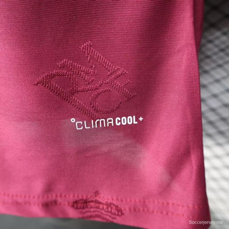 قميص اللاعب نسخة 25/26 لريال مدريد باللون العنابي مع شعار النادي المطبوع على كامل القميص