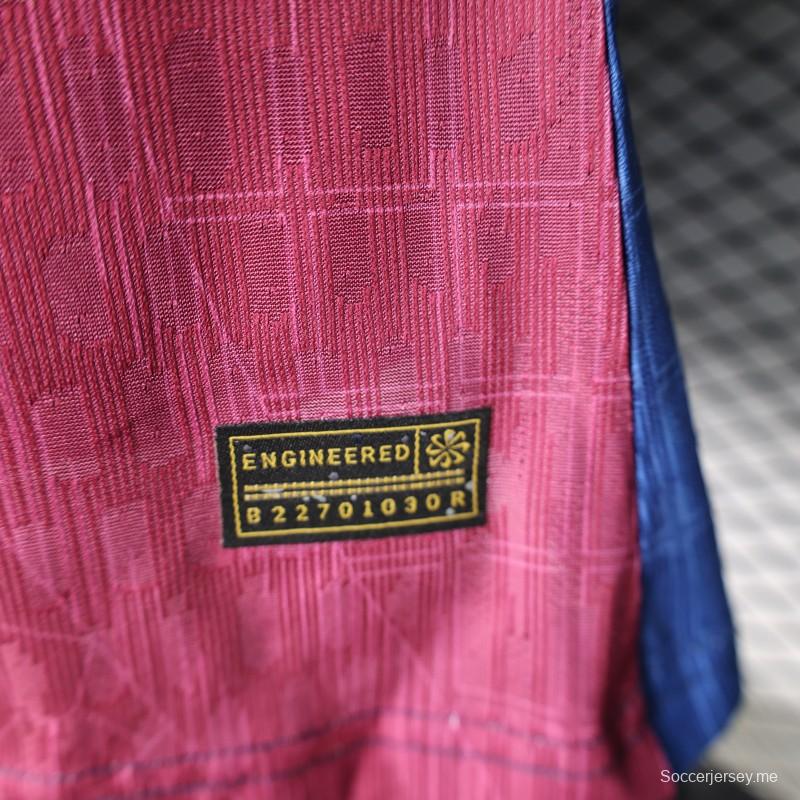 قميص لاعب نسخة 25/26 لفريق برشلونة باللونين الأزرق والبورجوندي بنمط هندسي متدرج