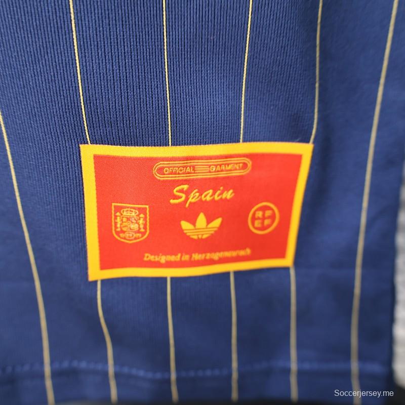 2026 نسخة اللاعبين إسبانيا أزرق داكن مع خطوط صفراء رفيعة قميص