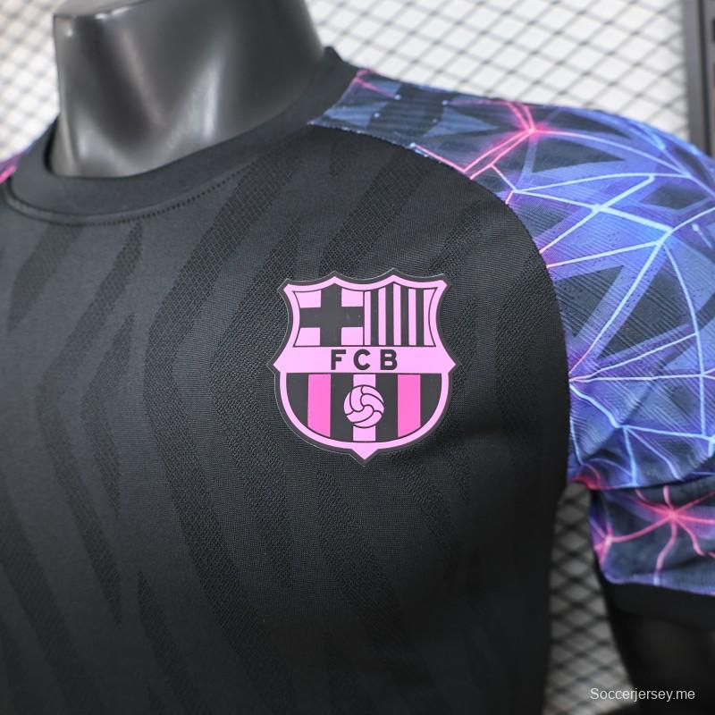 قميص لاعب نسخة 25/26 لفريق برشلونة باللون الأسود مع نقوش هندسية بألوان نيون