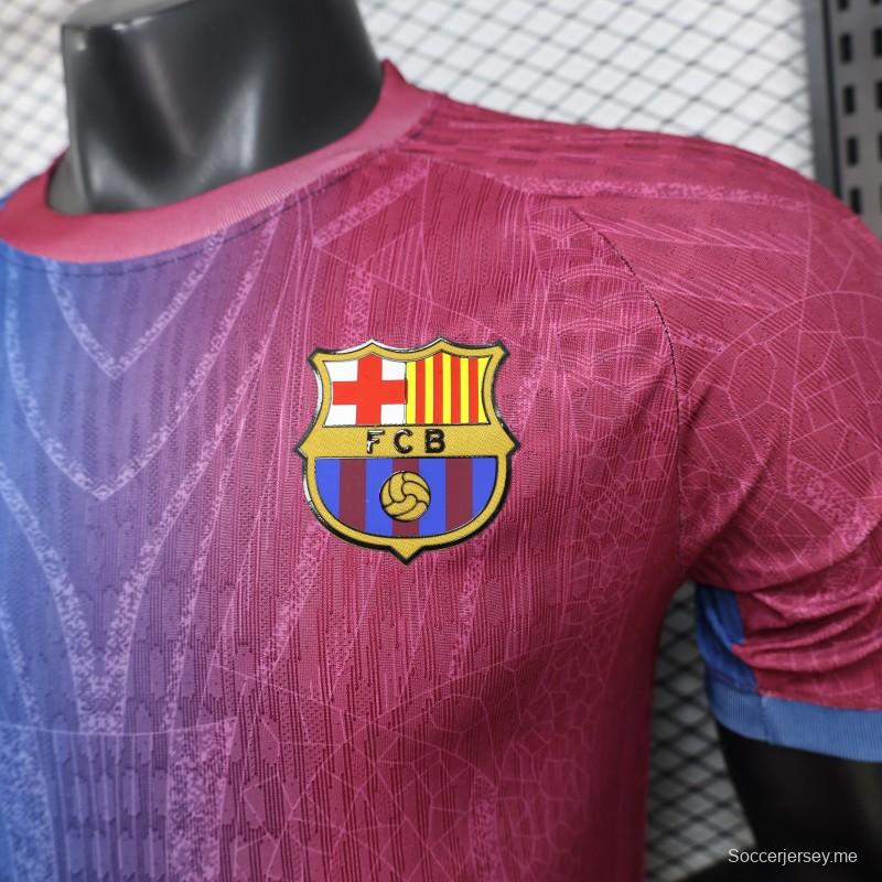 قميص لاعب نسخة 25/26 لفريق برشلونة باللونين الأزرق والبورجوندي بنمط هندسي متدرج