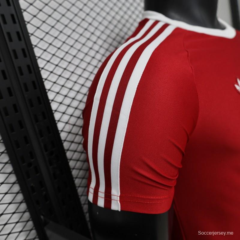 قميص لاعب مانشستر يونايتد باللون الأحمر مع ثلاث خطوط بيضاء على الكتفين - موسم 2026/2027