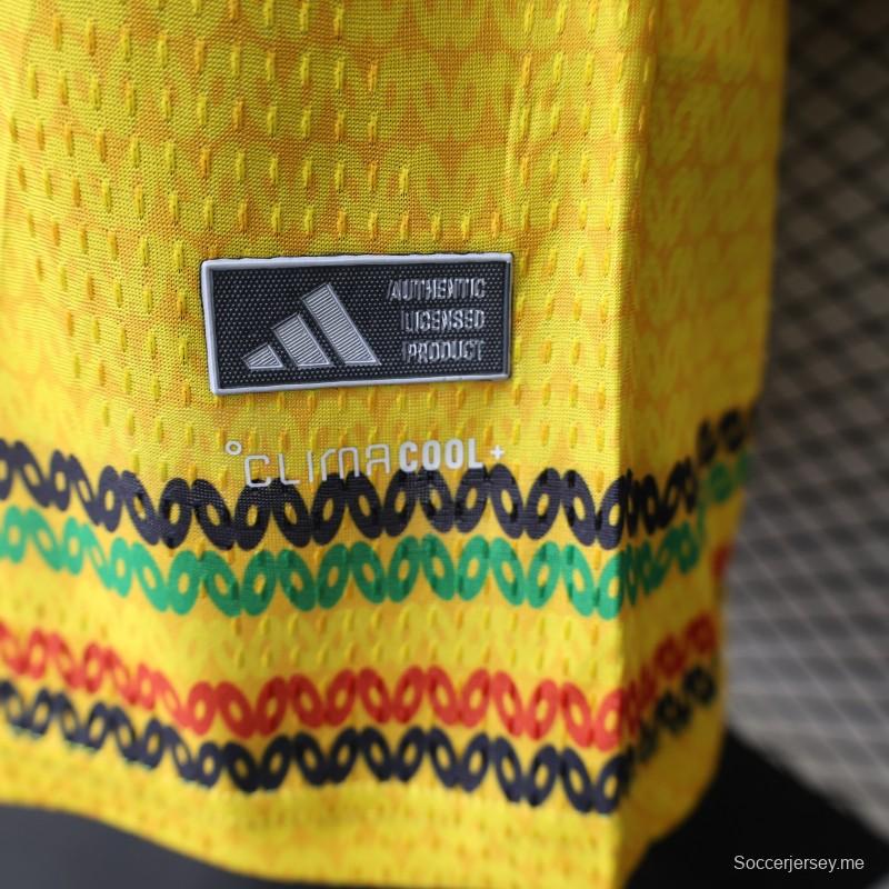 قميص المنتخب الجامايكي للرجال، إصدار 2027، الأصفر مع شريط الريغي