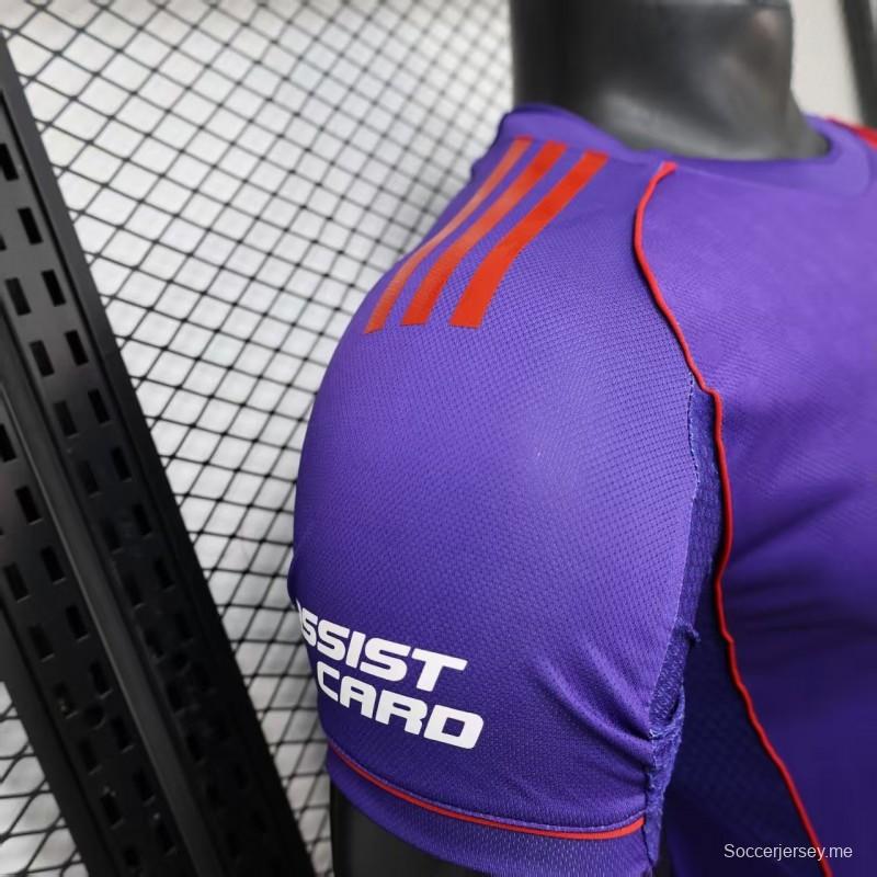 قميص اللاعب رقم 26/27، قميص ريفر بليت الثالث باللون الأرجواني مع شريط أحمر مائل