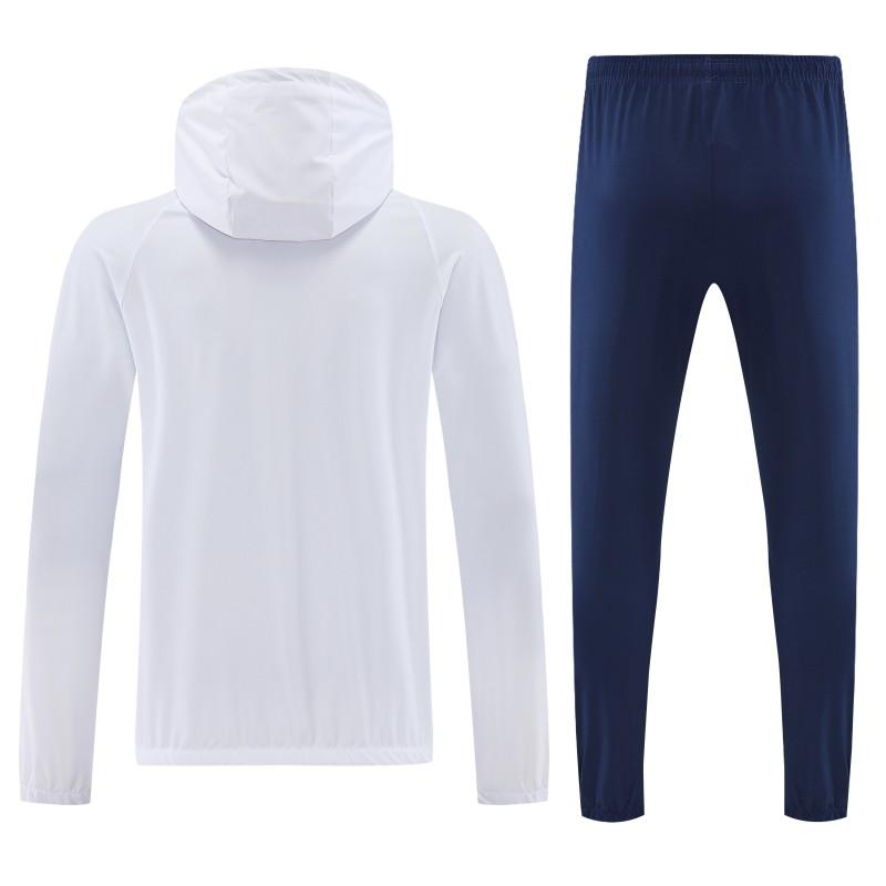 26/27 طقم رياضي من نايكي: سترة بيضاء بغطاء رأس وسحاب كامل + بنطال طويل أسود