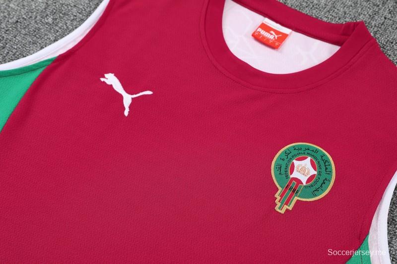 طقم مكون من سترة تدريب مغربية حمراء بلا أكمام + شورت أخضر