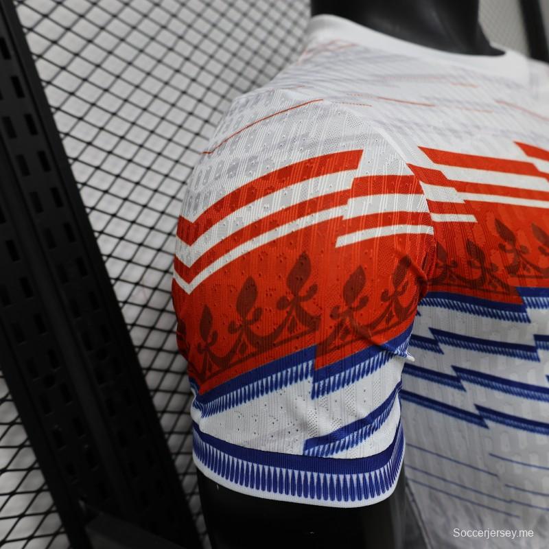 قميص اللاعب الإصدار 2026، نسخة خاصة للمنتخب الفرنسي خارج أرضه باللون الأبيض مع خطوط متعرجة باللونين الأحمر والأزرق
