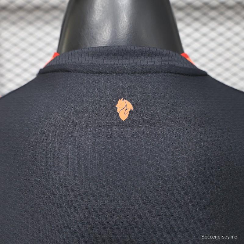 قميص اللاعب نسخة 26/27 لميلان (الزي الخارجي) باللون الأزرق الداكن مع لمسات باللون البرتقالي النحاسي