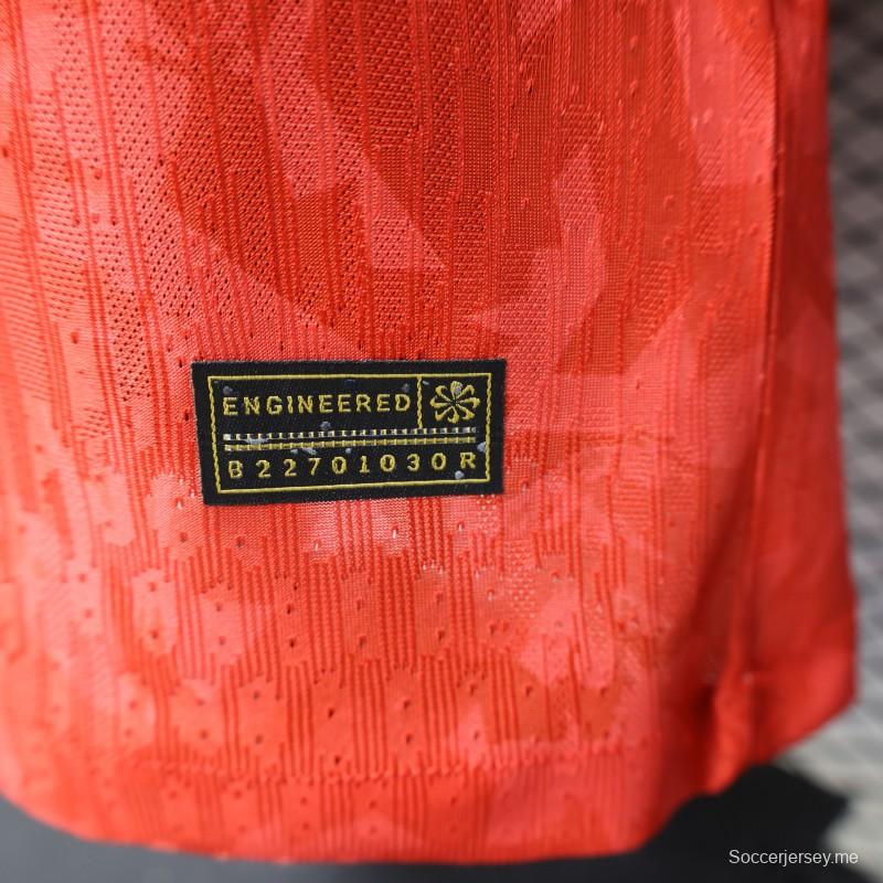 قميص اللاعب الإصدار 2026، قميص إنجلترا خارج أرضها باللون الأحمر مع شعار الأسد الذهبي، إصدار خاص