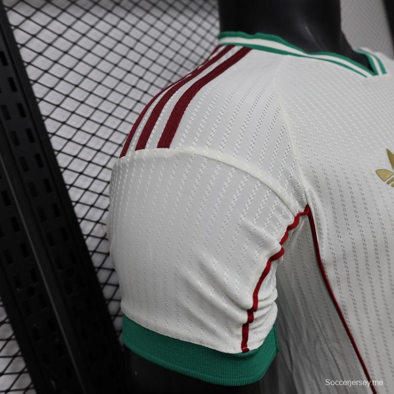قميص ليفربول لكرة القدم، إصدار اللاعبين 26/27، باللون الأبيض المائل للرمادي مع شعار ذهبي — إصدار خاص للقميص الاحتياطي