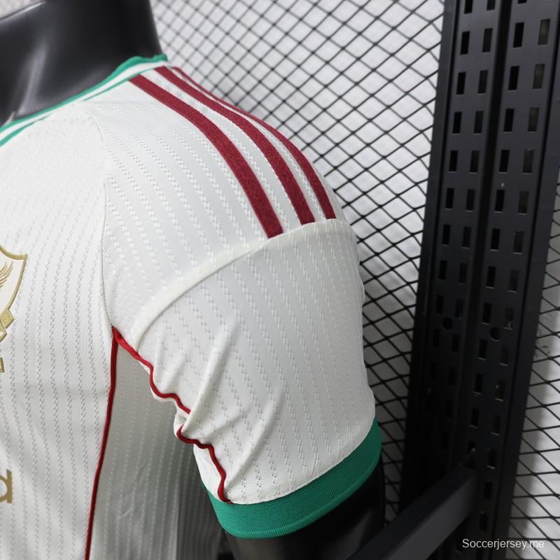 قميص ليفربول لكرة القدم، إصدار اللاعبين 26/27، باللون الأبيض المائل للرمادي مع شعار ذهبي — إصدار خاص للقميص الاحتياطي