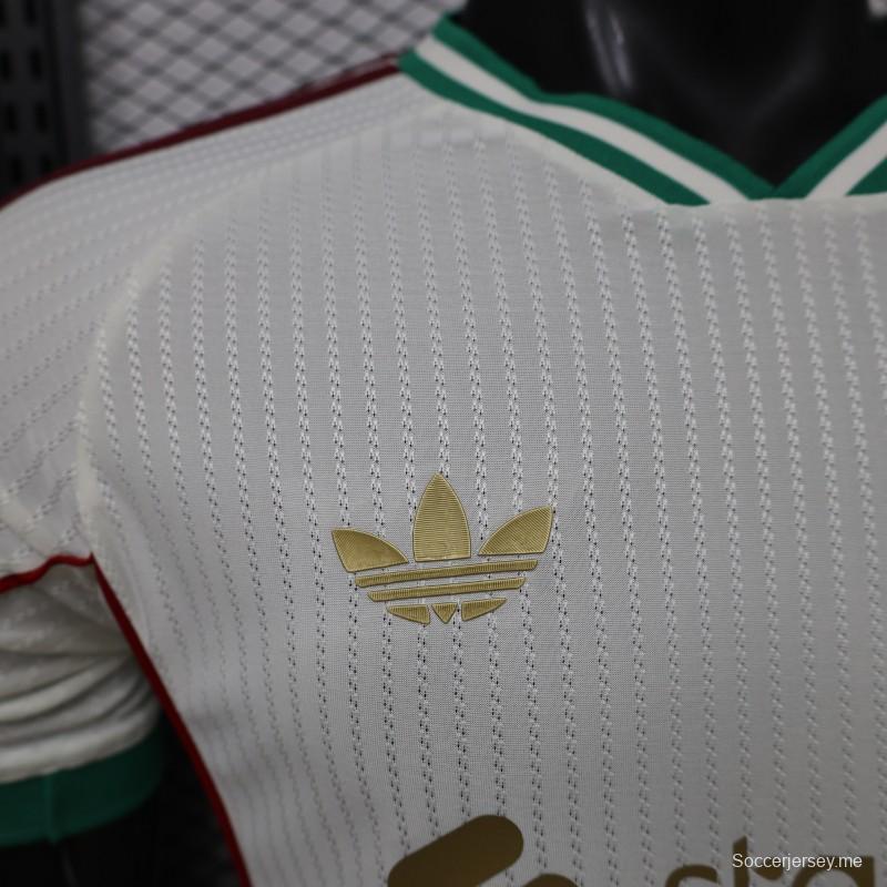 قميص ليفربول لكرة القدم، إصدار اللاعبين 26/27، باللون الأبيض المائل للرمادي مع شعار ذهبي — إصدار خاص للقميص الاحتياطي