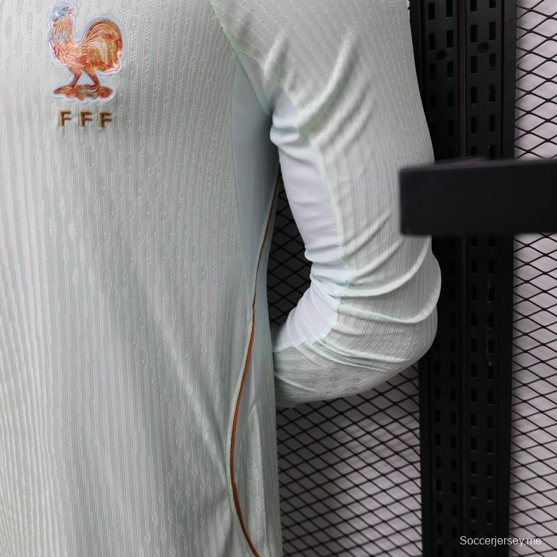 قميص اللاعب ذو الأكمام الطويلة باللون الأخضر الفاتح للعب خارج أرضه، نسخة 26/27، من دار سك العملة الفرنسية