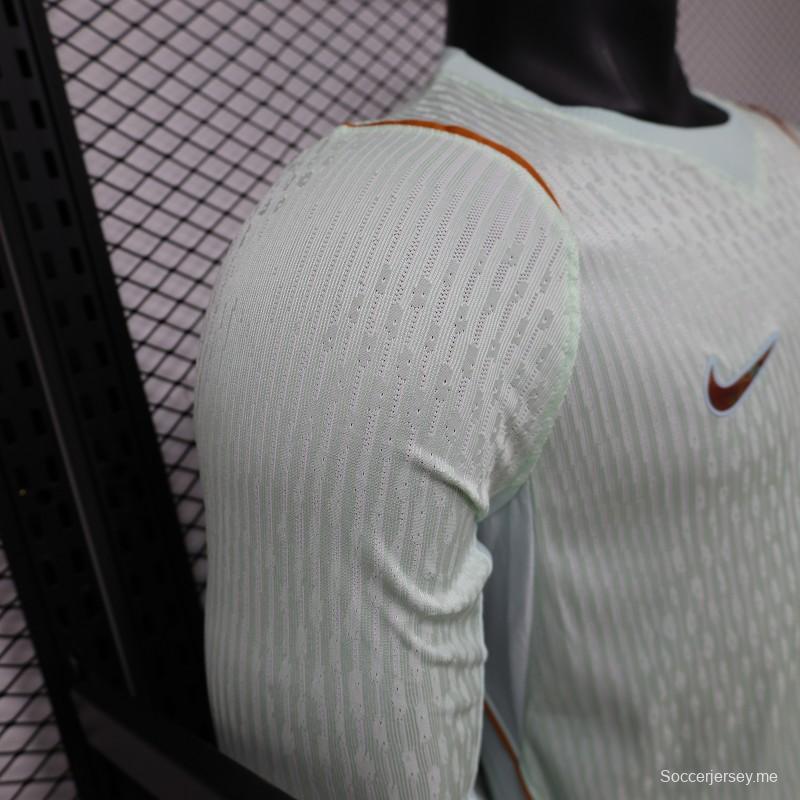 قميص اللاعب ذو الأكمام الطويلة باللون الأخضر الفاتح للعب خارج أرضه، نسخة 26/27، من دار سك العملة الفرنسية