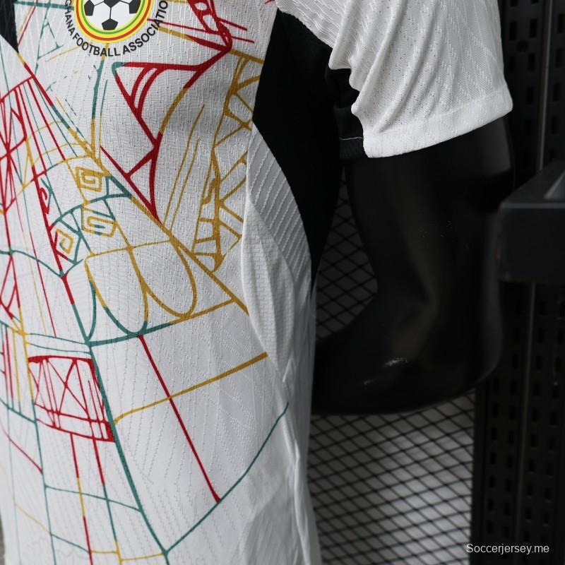 قميص اللاعب الإصدار 2026 باللون الأبيض مع نقوش متعددة الألوان - إصدار خاص