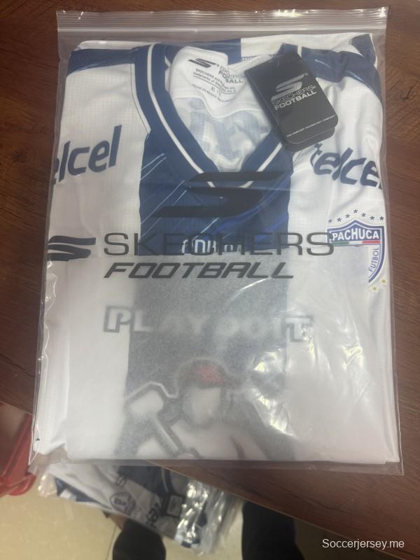 قميص اللاعب رقم 25/26 من فريق CF باتشوكا، أبيض وأزرق بخطوط عمودية، قميص المباريات على أرض الفريق