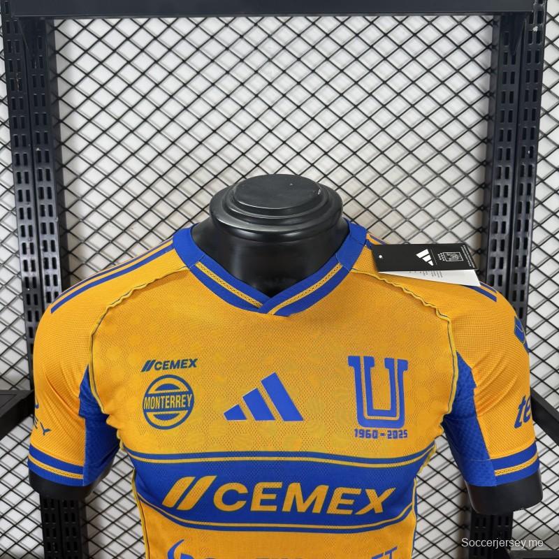 قميص اللاعب نسخة 25/26 لفريق تيغريس UANL باللون الذهبي مع شريط أزرق على الصدر، وشعار الذكرى الخامسة والستين، وقميص Sportiumbet
