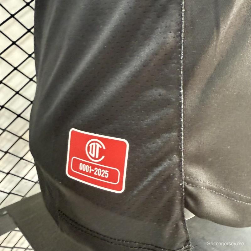 قميص ديبورتيفو تولوكا لكرة القدم (إصدار اللاعبين 26/27) من نيو بالانس للعب خارج أرضه باللونين الأسود والذهبي