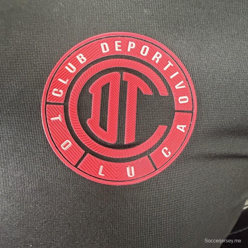 قميص حارس المرمى الأسود ذو الأكمام الطويلة وياقة البولو من نادي ديبورتيفو تولوكا لكرة القدم، إصدار اللاعب 25/26