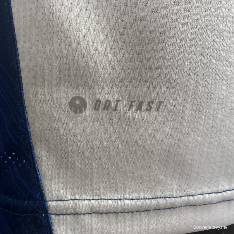 قميص اللاعب رقم 25/26 من فريق CF باتشوكا، أبيض وأزرق بخطوط عمودية، قميص المباريات على أرض الفريق