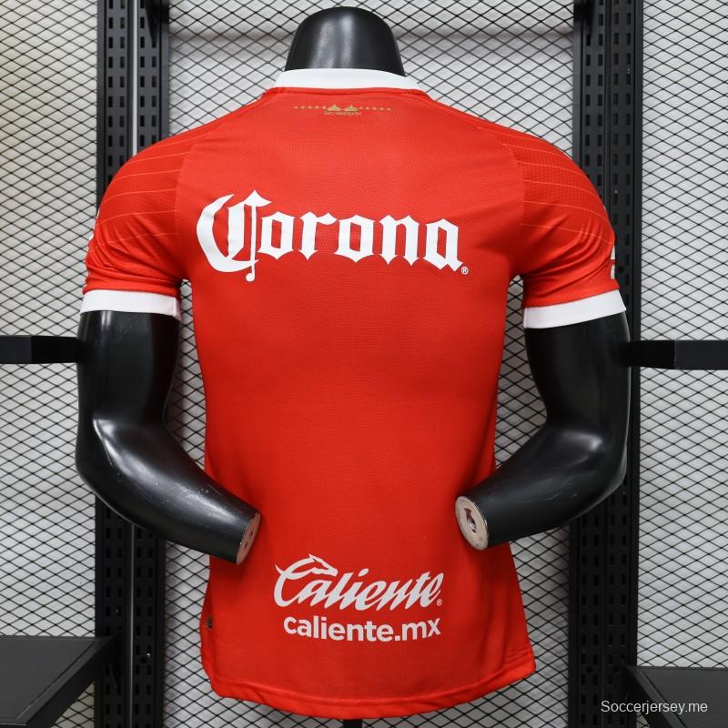 قميص ديارو لفريق ديبورتيفو تولوكا لكرة القدم، إصدار اللاعبين 26/27، باللون الأحمر مع نقشة خطوط دائرية