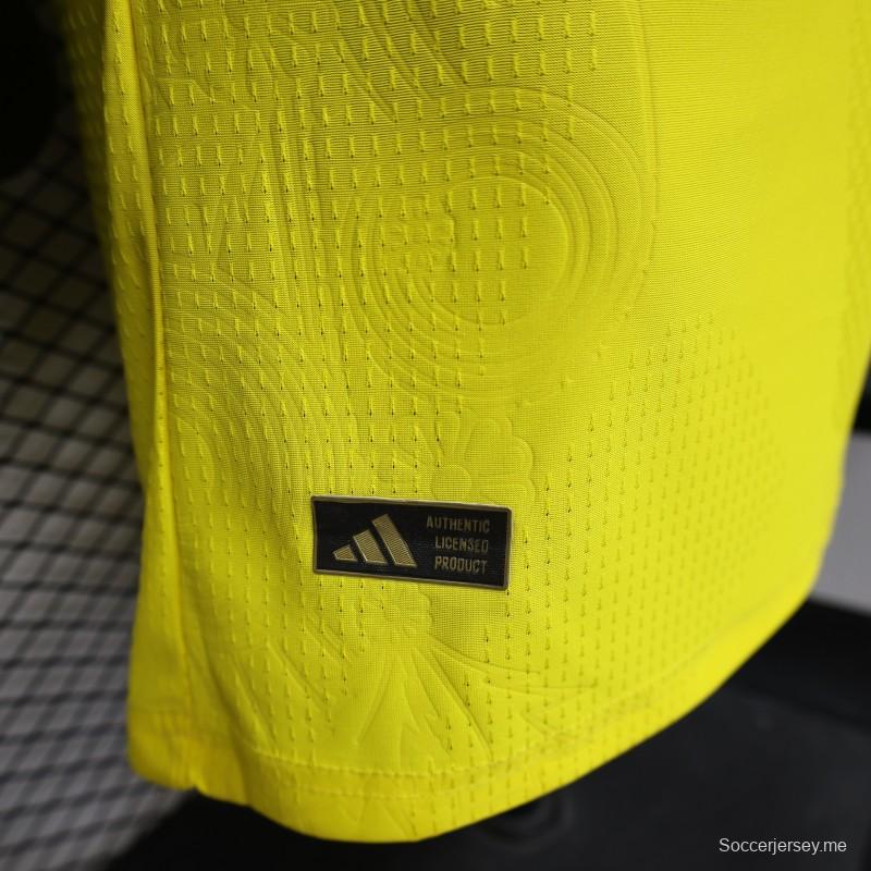 قميص الفريق المضيف من إصدار اللاعب 2026 باللون الأصفر مع لوحة زرقاء