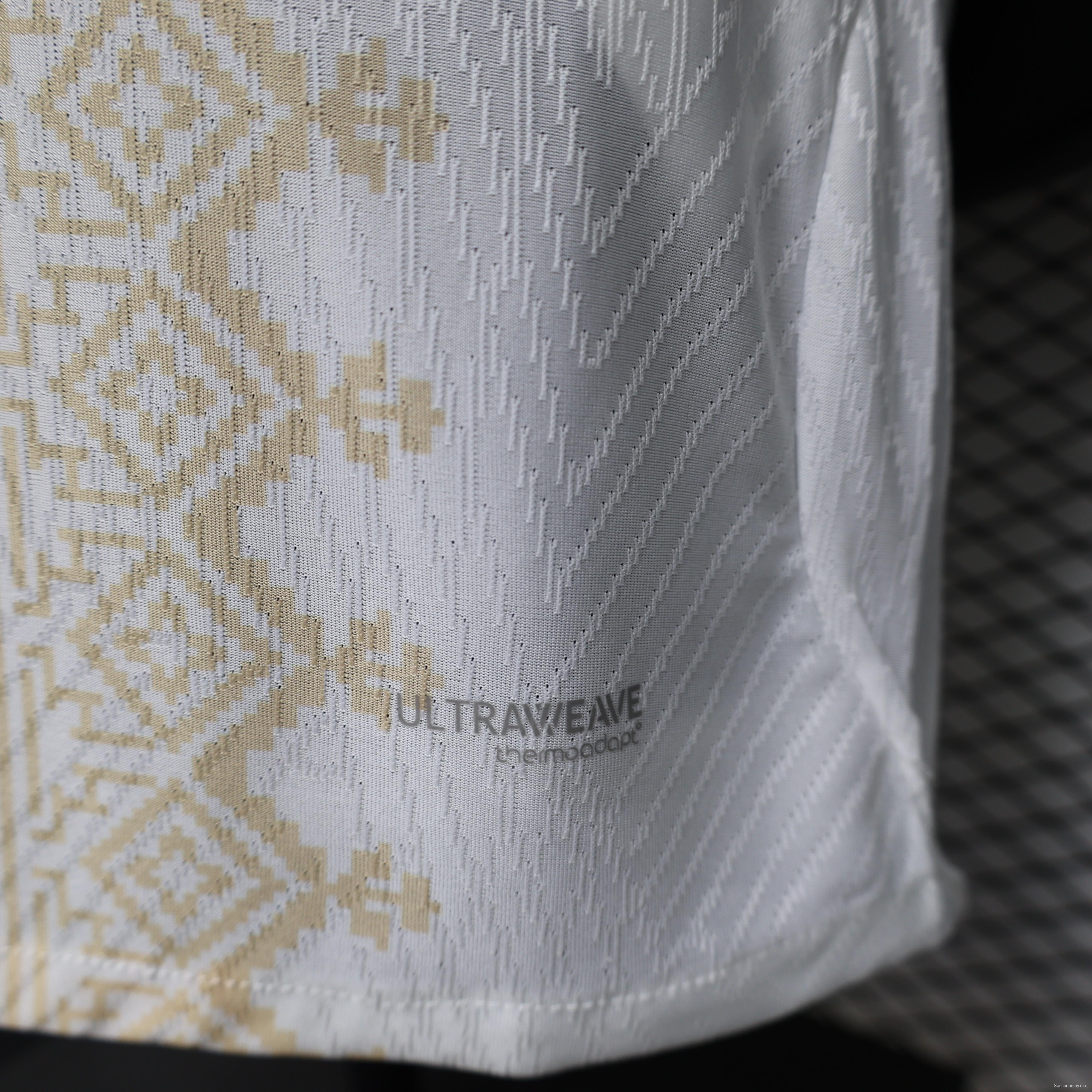 إصدار اللاعب 26/27  المغرب  خارج أرضه  قميص أبيض وذهبي بنقوش أمازيغية