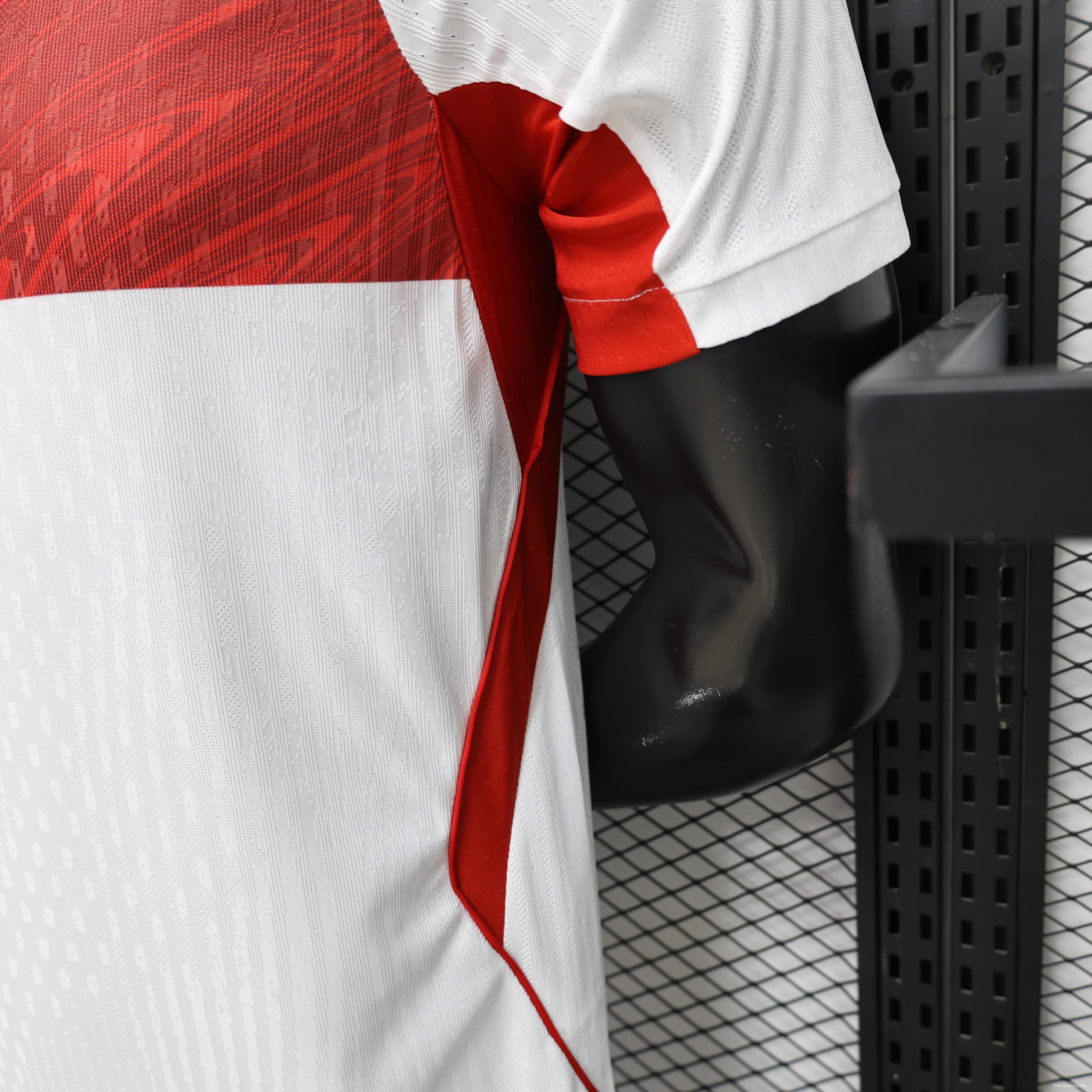 قميص اللاعب نسخة 26/27 تركيا  خارج أرضها  أبيض وأحمر مع شريط العلم