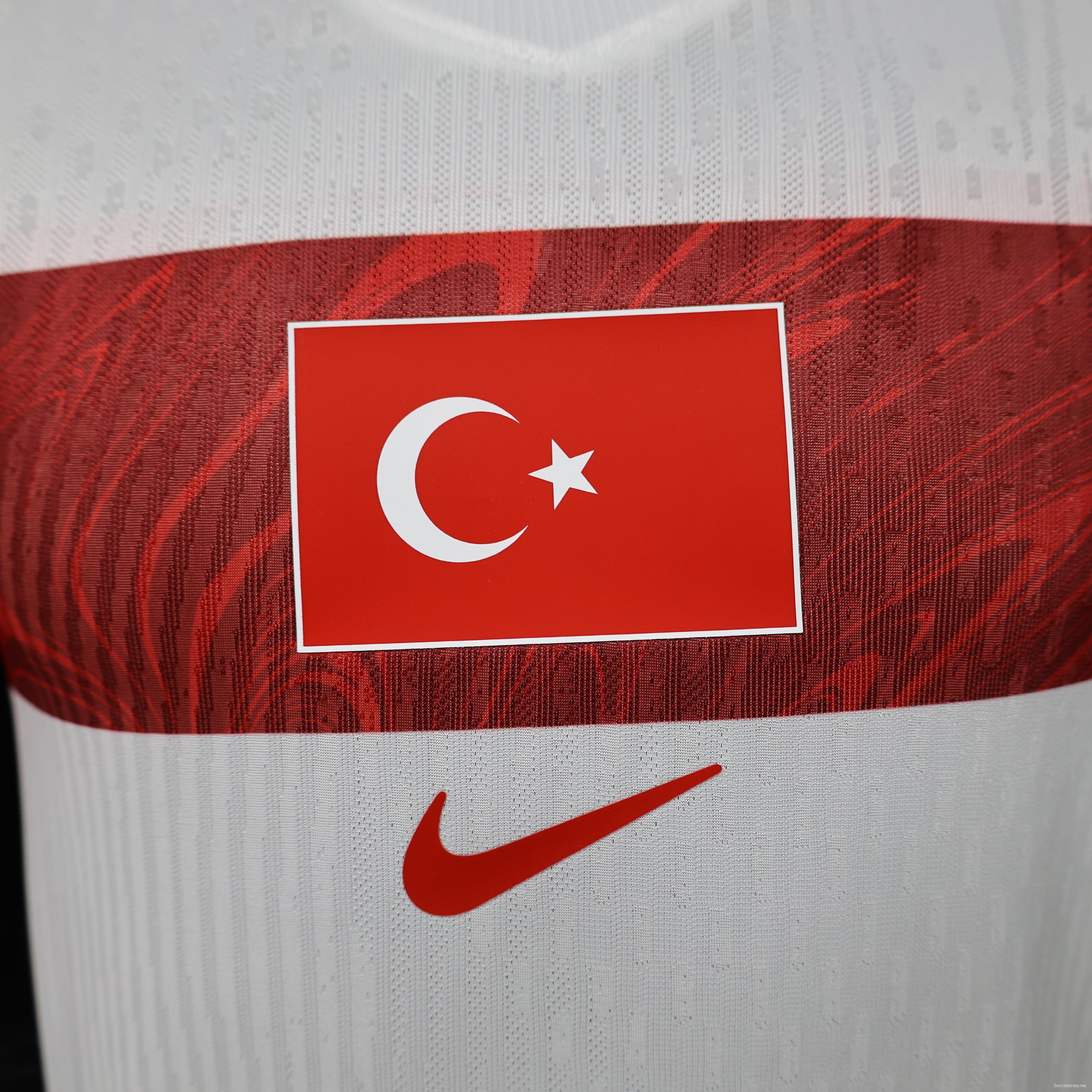 قميص اللاعب نسخة 26/27 تركيا  خارج أرضها  أبيض وأحمر مع شريط العلم