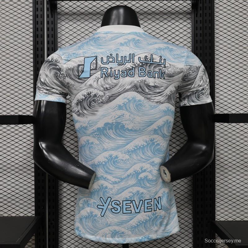 قميص الهلال لكرة القدم، إصدار اللاعبين 26/27، أبيض وأزرق، بنقشة موجة هوكوساي، إصدار خاص للملابس الخارجية