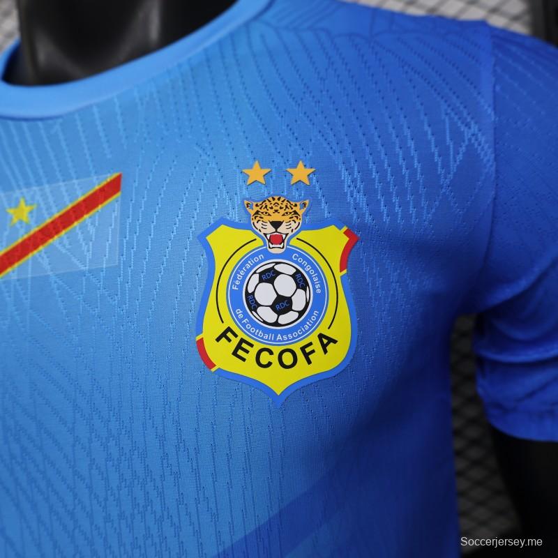 إصدار اللاعب 26/27 جمهورية الكونغو الديمقراطية  أزرق سماوي وأحمر  قميص المباريات على أرض الفريق