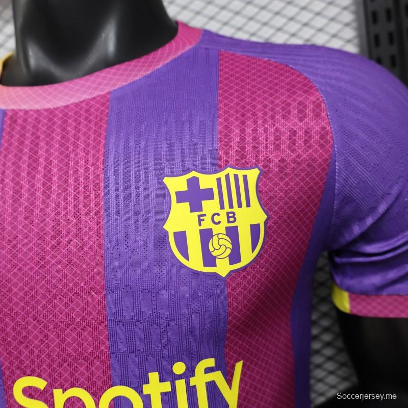 قميص اللاعب الإصدار 26/27 لفريق برشلونة الثالث بخطوط أرجوانية ووردية وصفراء