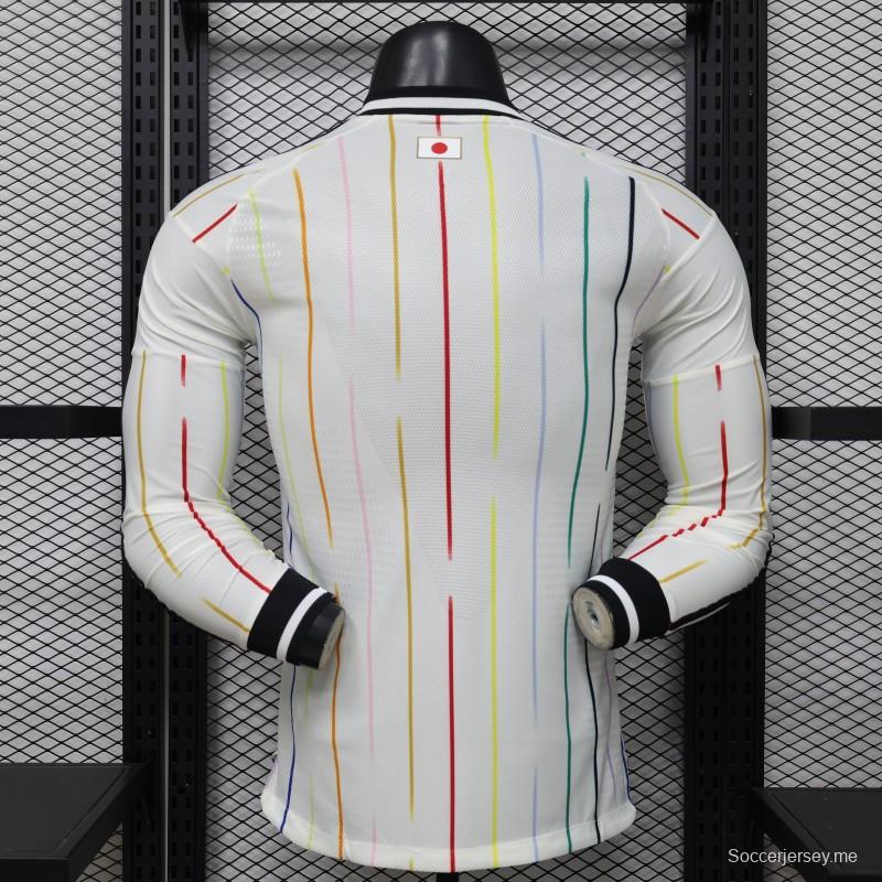 قميص لاعب طويل الأكمام من الإصدار 2026، الإصدار الخاص باليابان، باللون الأبيض مع خطوط رفيعة بألوان قوس قزح