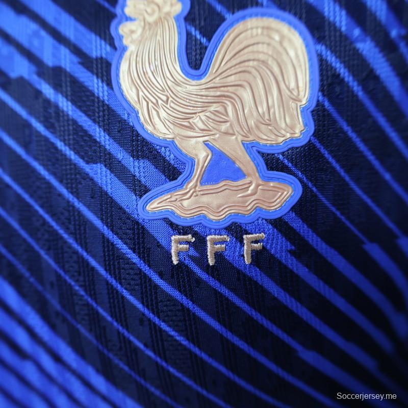 قميص لاعب الإصدار 2026، قميص المنتخب الفرنسي الأزرق ذو الياقة البولو والشريط المائل المزين بخطوط فرشاة