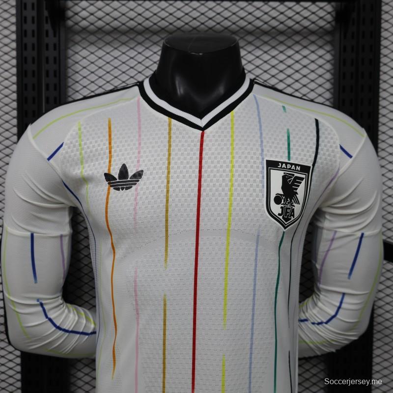 قميص لاعب طويل الأكمام من الإصدار 2026، الإصدار الخاص باليابان، باللون الأبيض مع خطوط رفيعة بألوان قوس قزح