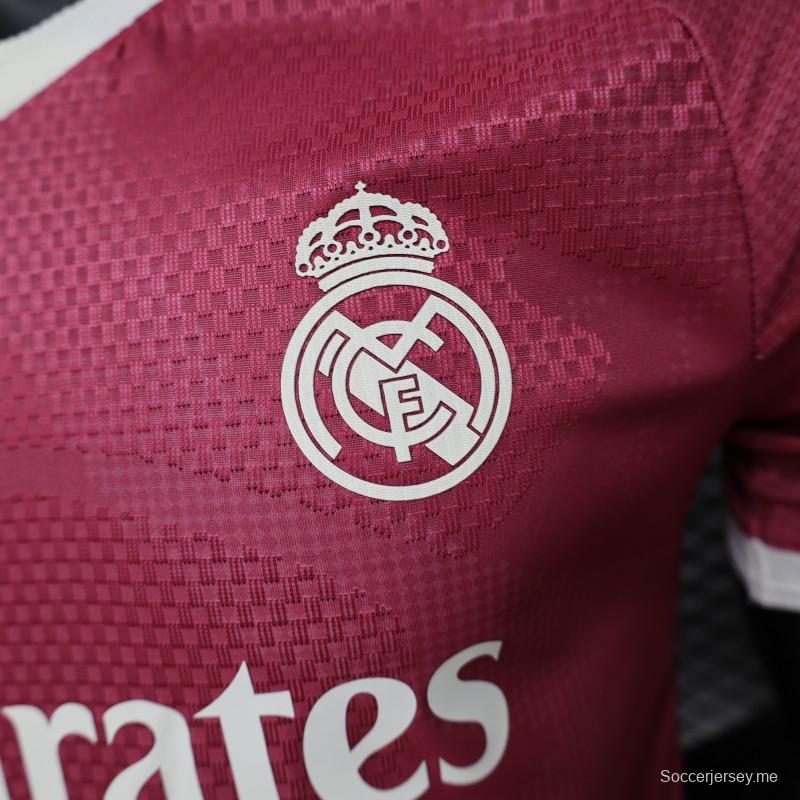 قميص ريال مدريد الثالث باللون الأحمر البورجوندي للاعبين، موسم 2026/2027